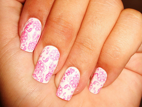 Formatura, unhas com estampas florais.