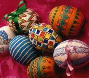 Páscoa, decorando ovos.