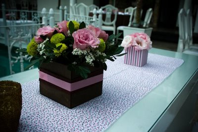 Festas, decorando a mesa do almoço.