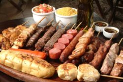 Quantidades para um churrasco com 20 ou 50 pessoas