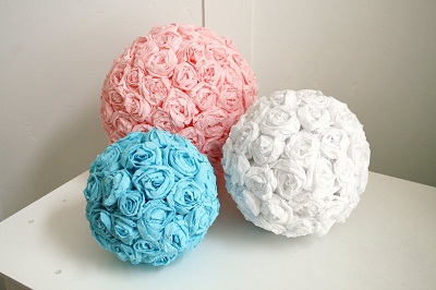 Pom pom com rosas de papel crepom.