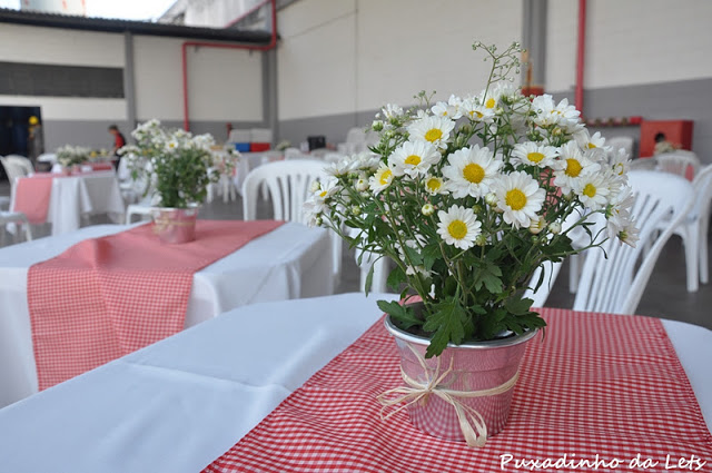 Churrasco, arranjos e lembrancinhas.