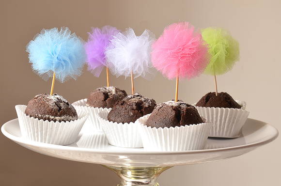 Cupcake enfeitado com pom pom.