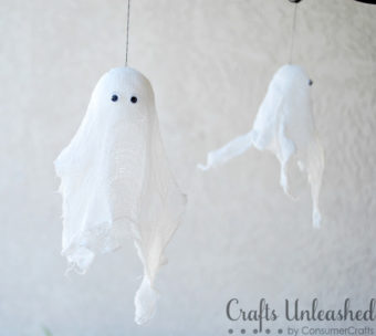 Fazendo fantasminhas para festa do halloween.