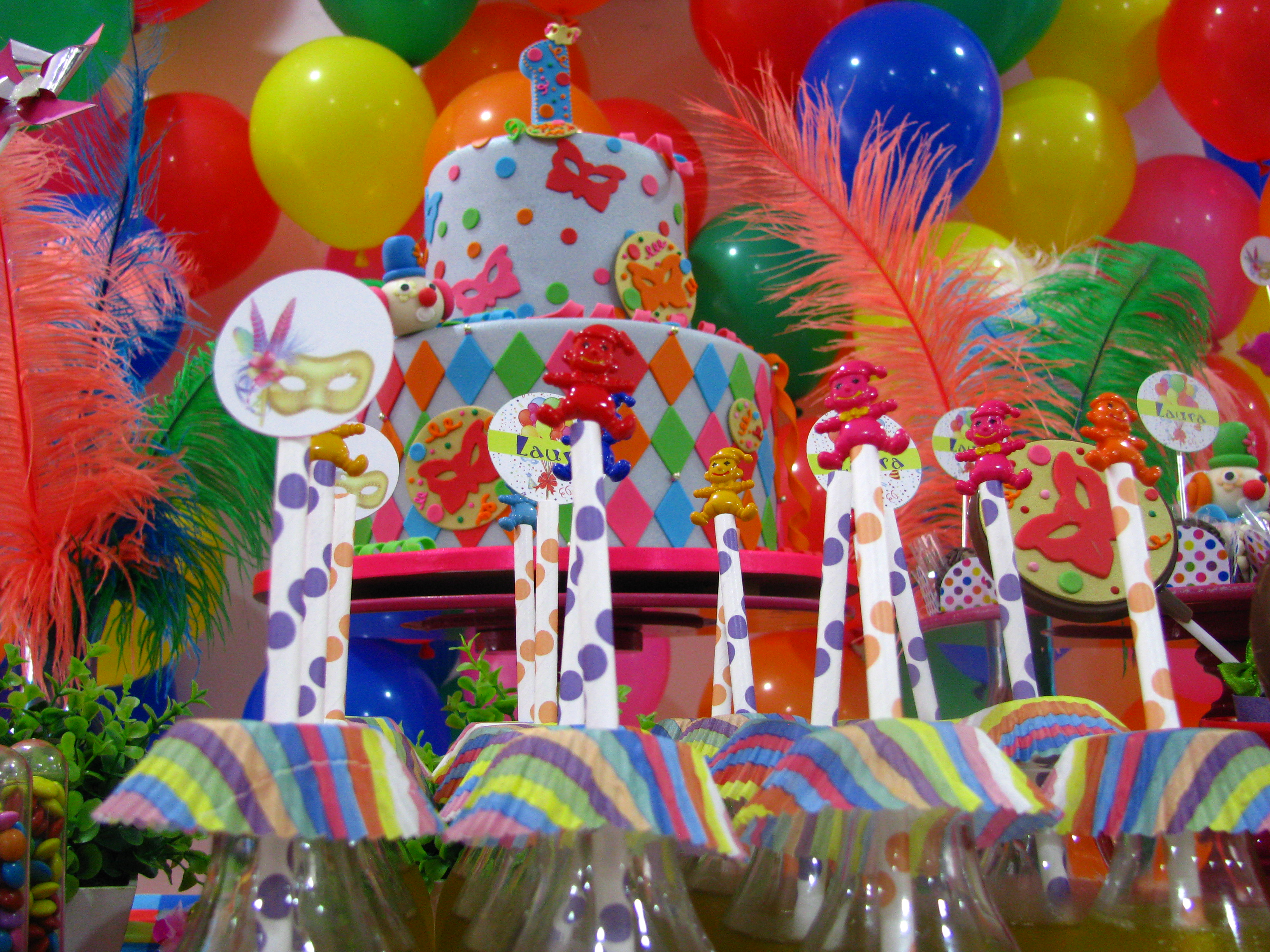 Mesa de guloseimas com tema carnaval.