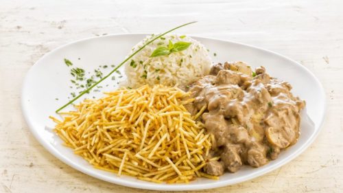 Strogonoff de carne servindo 50 pessoas