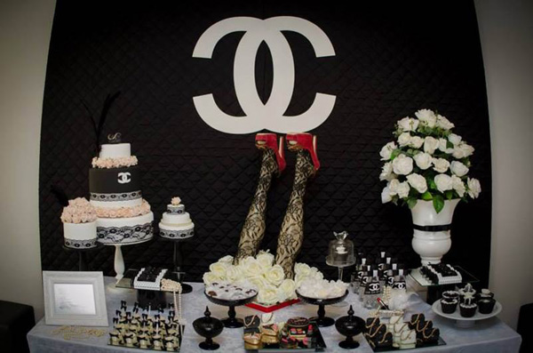 30 anos com tema Chanel.