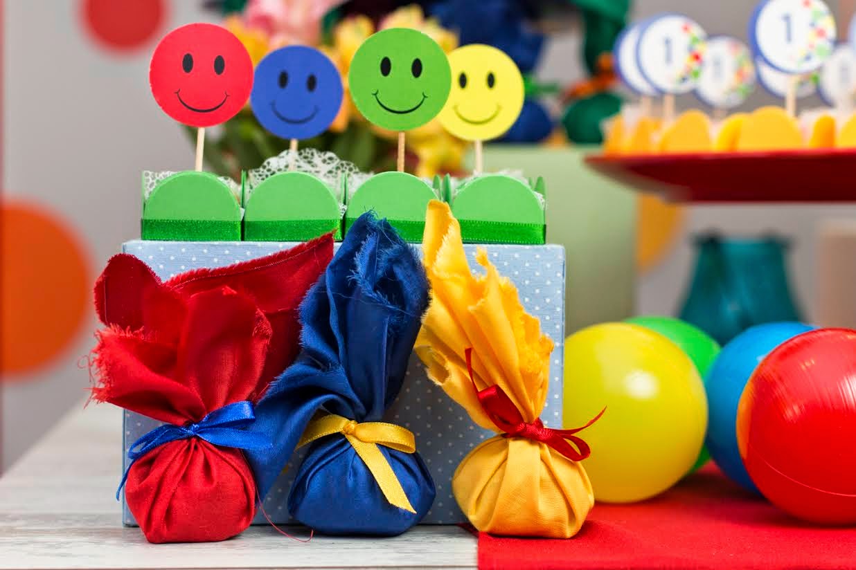 Festa infantil, bolas coloridas.