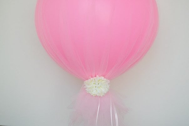 Balões decorados com tule.