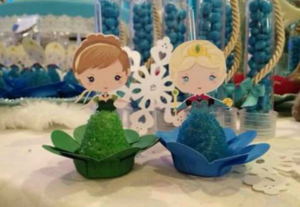 Docinhos decorados com tema Frozen.