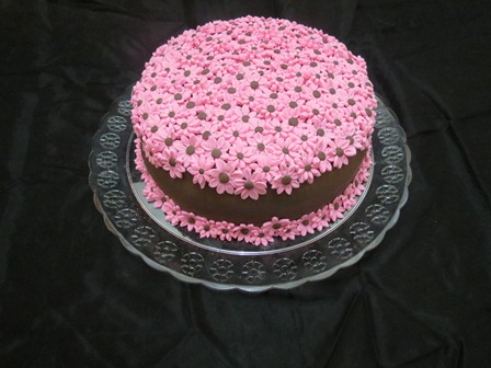 Festa, bolos rosa e marrom.