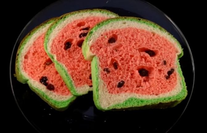 Pão com forma de melancia.