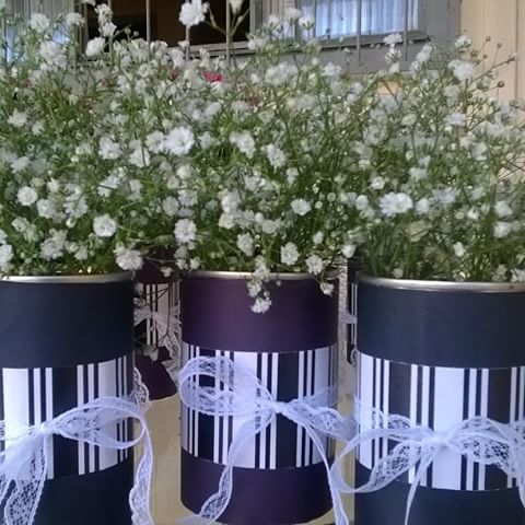 Latas decorando a festa