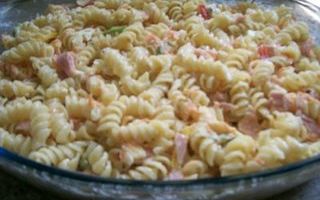 Delicioso espaguete à carbonara servindo 20 convidados.