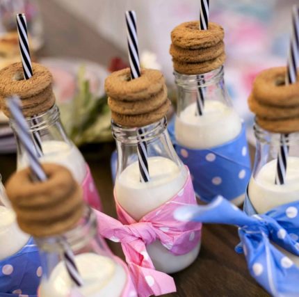 Detalhe festivo com garrafinhas de leite