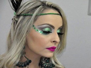 Lantejoulas e plumas na maquiagem carnavalesca