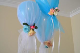 Tule e balões na decoração festiva
