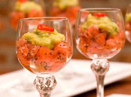 Tartar de salmão com guacamole e macarrão à mexicana para  20 convidados