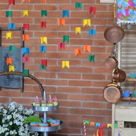 Escolhendo a bandeirinha para festa junina