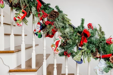 Escadas decoradas para o Natal