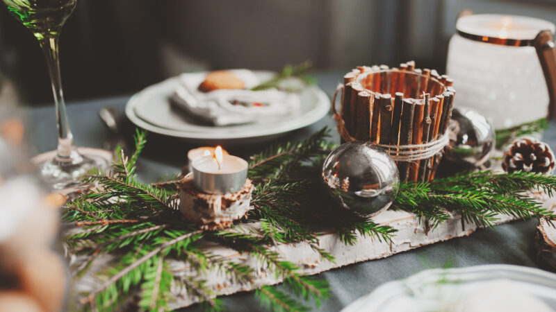 Escolhendo a decoração da mesa de Natal